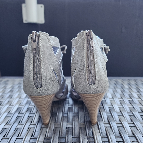 NWOT  GRAY OPEN TOE STRAPPY ZIP UP CAGE STYLE ANKLE BOOTS BY PAPRIKA - S… - Picture 4 of 7